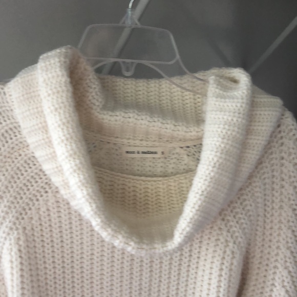Beautiful white sweater! In great condition - Picture 2 of 3
